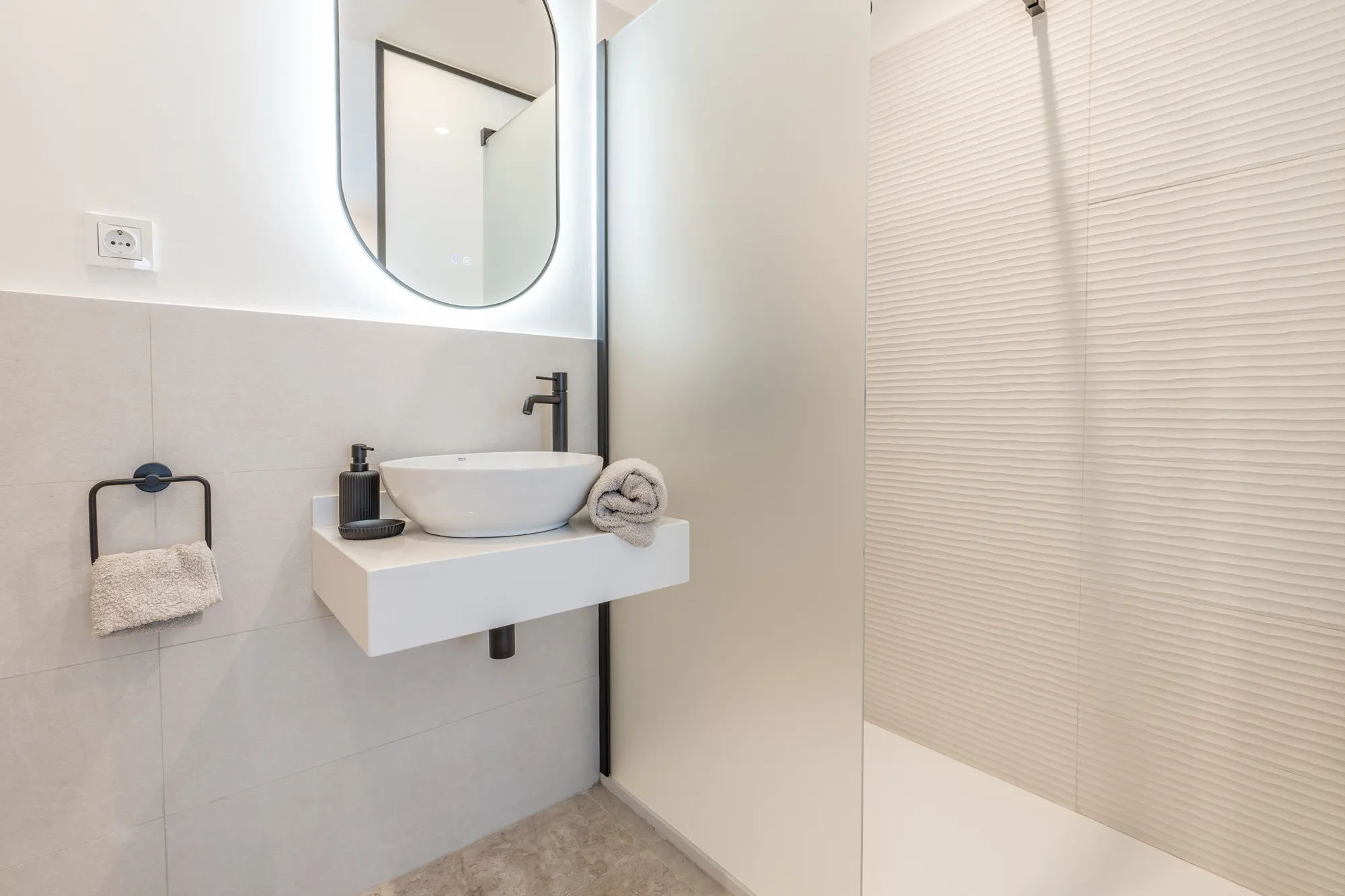 Habitación 2 de Villa Blue Bay con dos camas y aire acondicionado