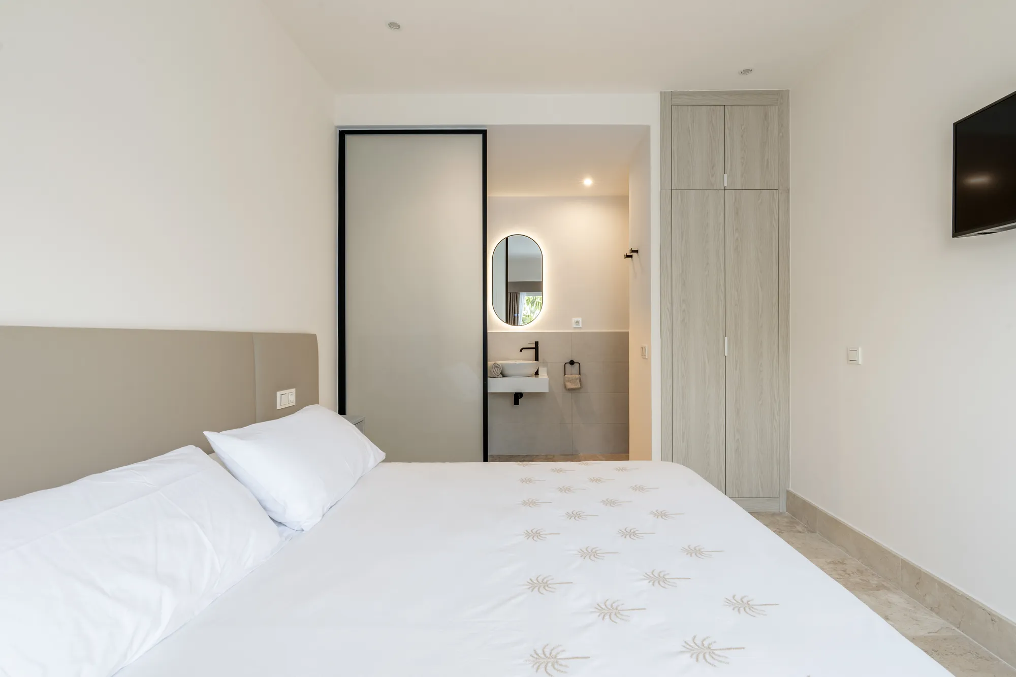 Habitación 3 de Villa Blue Bay con cama king y ambiente sereno