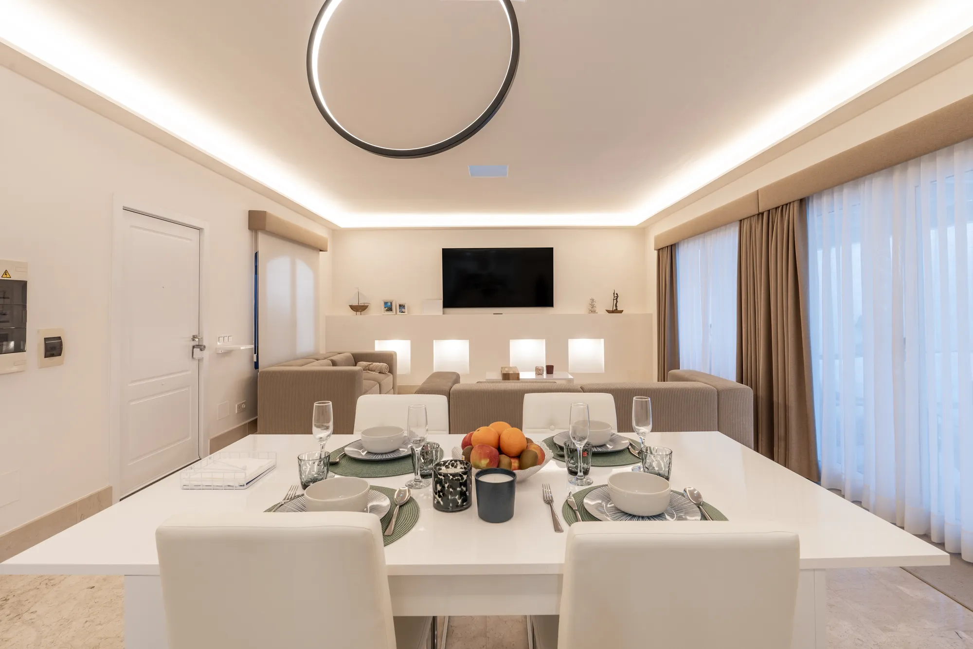 Zona de sofás con Smart TV en Villa Blue Bay