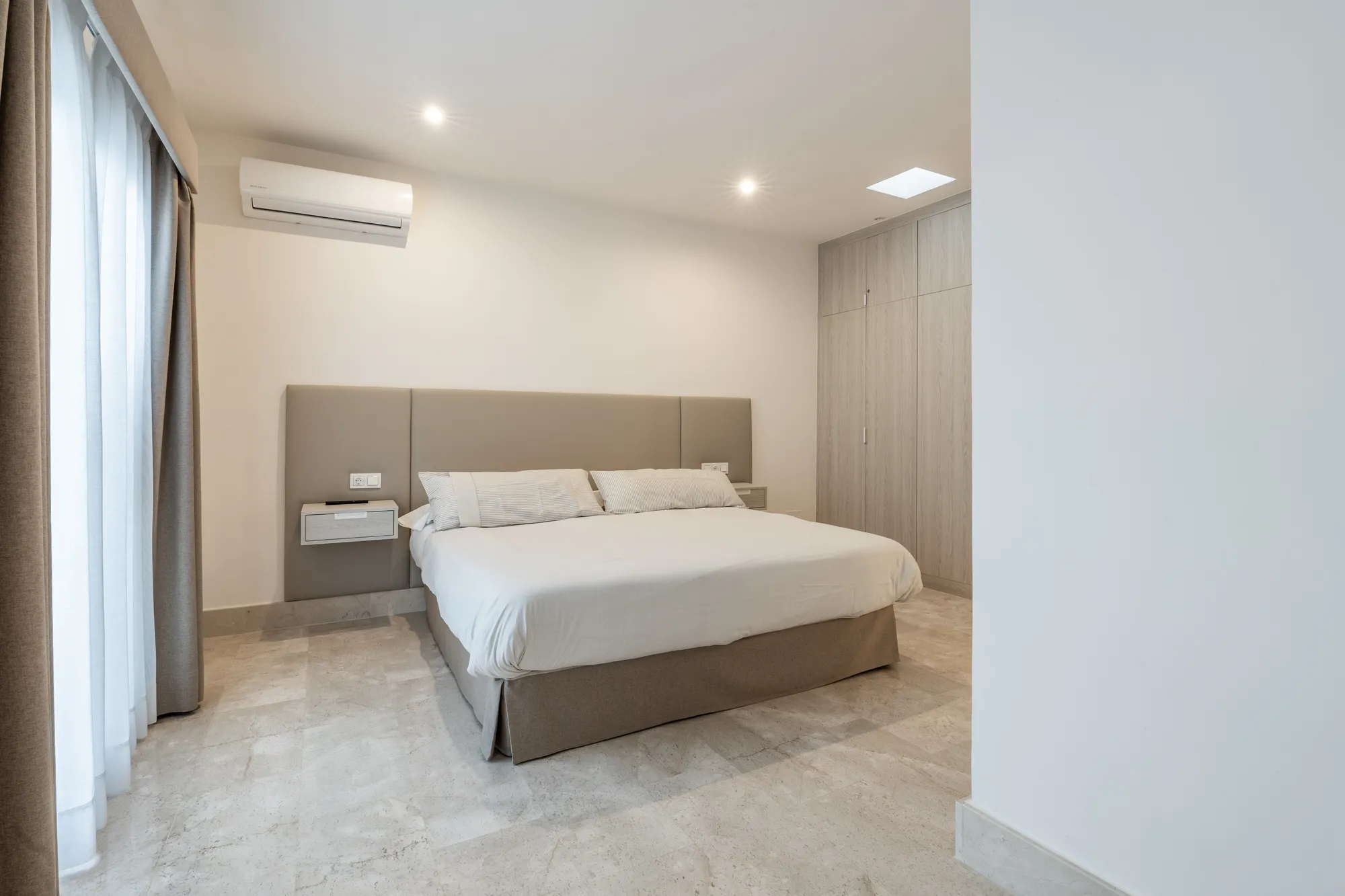 Suite principal de Villa Blue Bay con cama king y acceso a la piscina