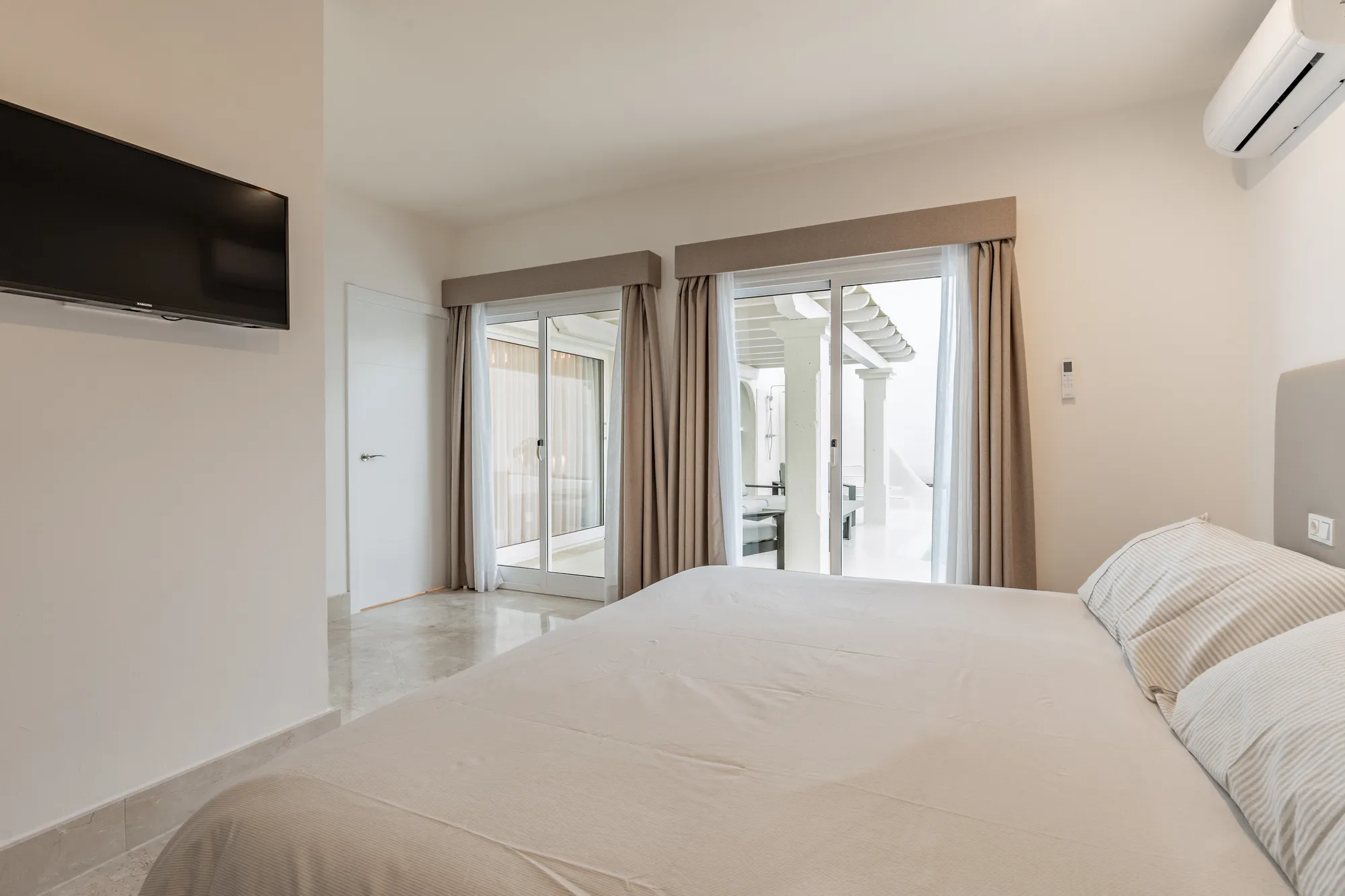 Dormitorio de Villa Blue Bay con cama king y armario empotrado