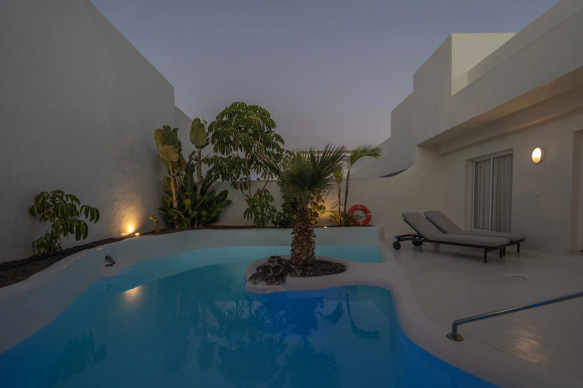 Piscina con iluminación nocturna azul