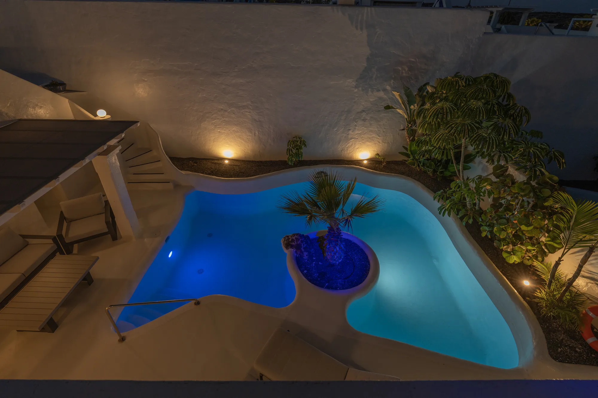 Vista nocturna de la piscina desde la azotea