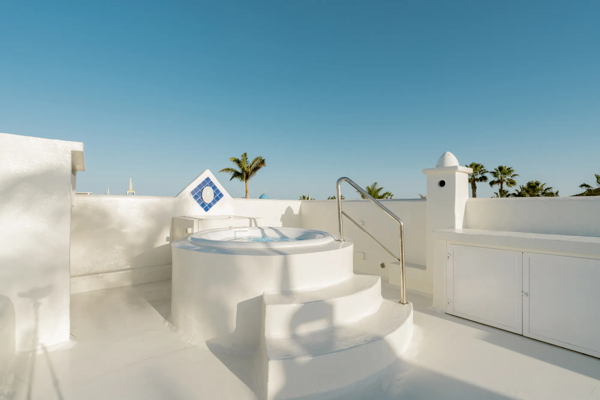 Azotea de Villa Blue Bay con comedor exterior y barbacoa azul