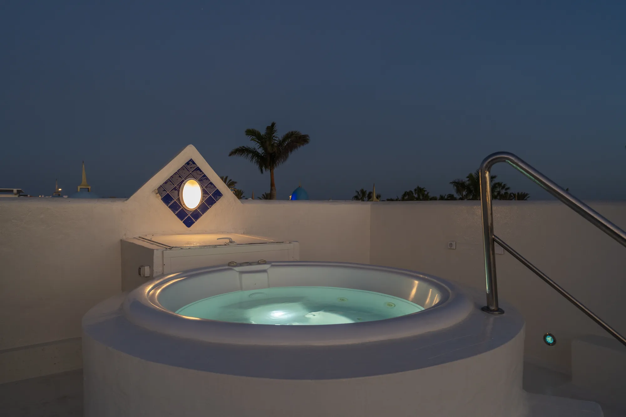 Azotea nocturna con cúpula azul iluminada