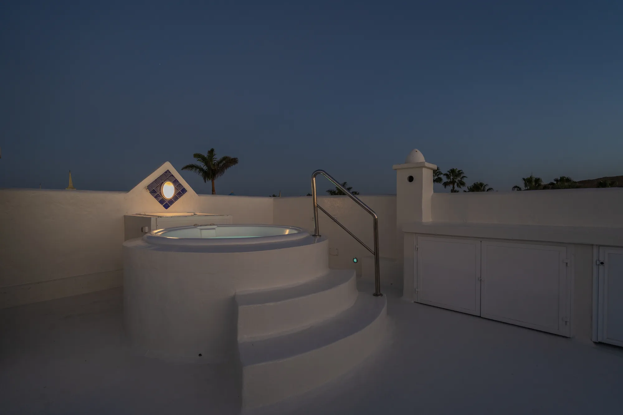 Jacuzzi iluminado de noche en la azotea de Villa Blue Bay